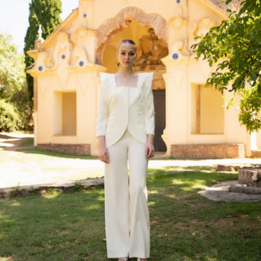 CONJUNTO CON ARETAS EN MANGAS Y ESCOTE